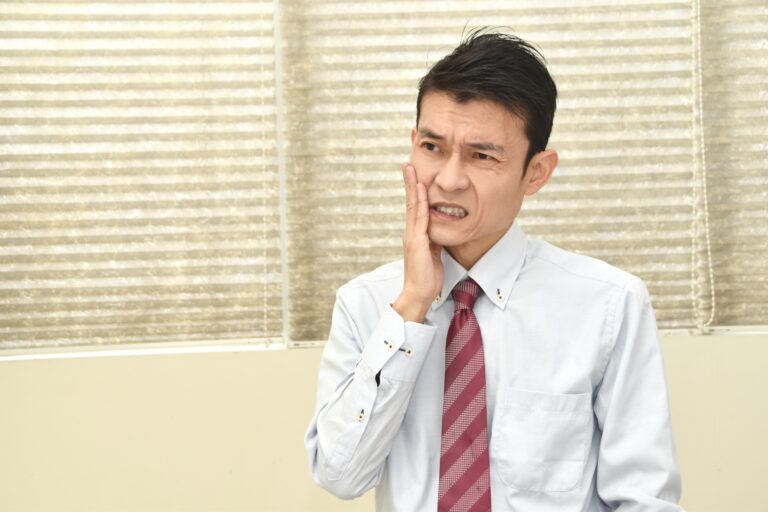 歯が痛いのにすぐに歯医者に行けないときの応急処置3選！避けるべきことも合わせて解説
